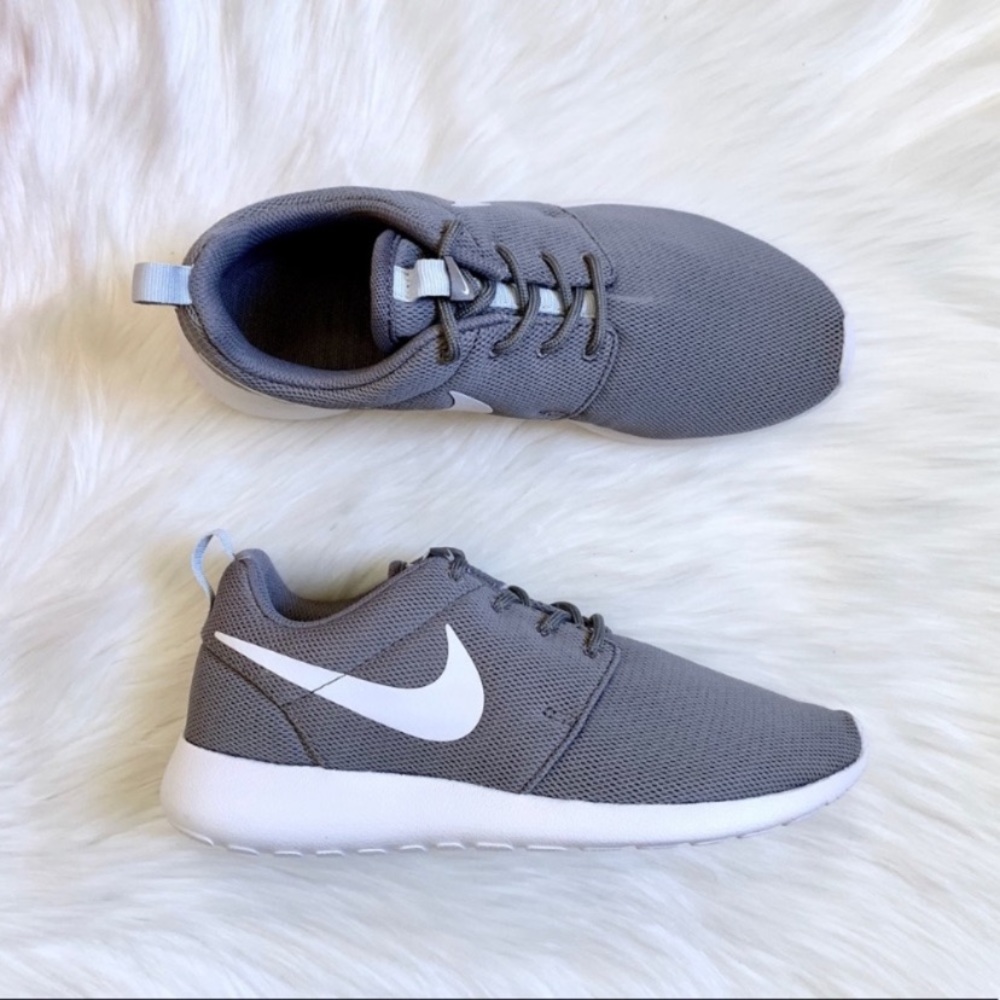 Nike Roshe One Sneakers In Grey/Platinum - Picture 2 of 8